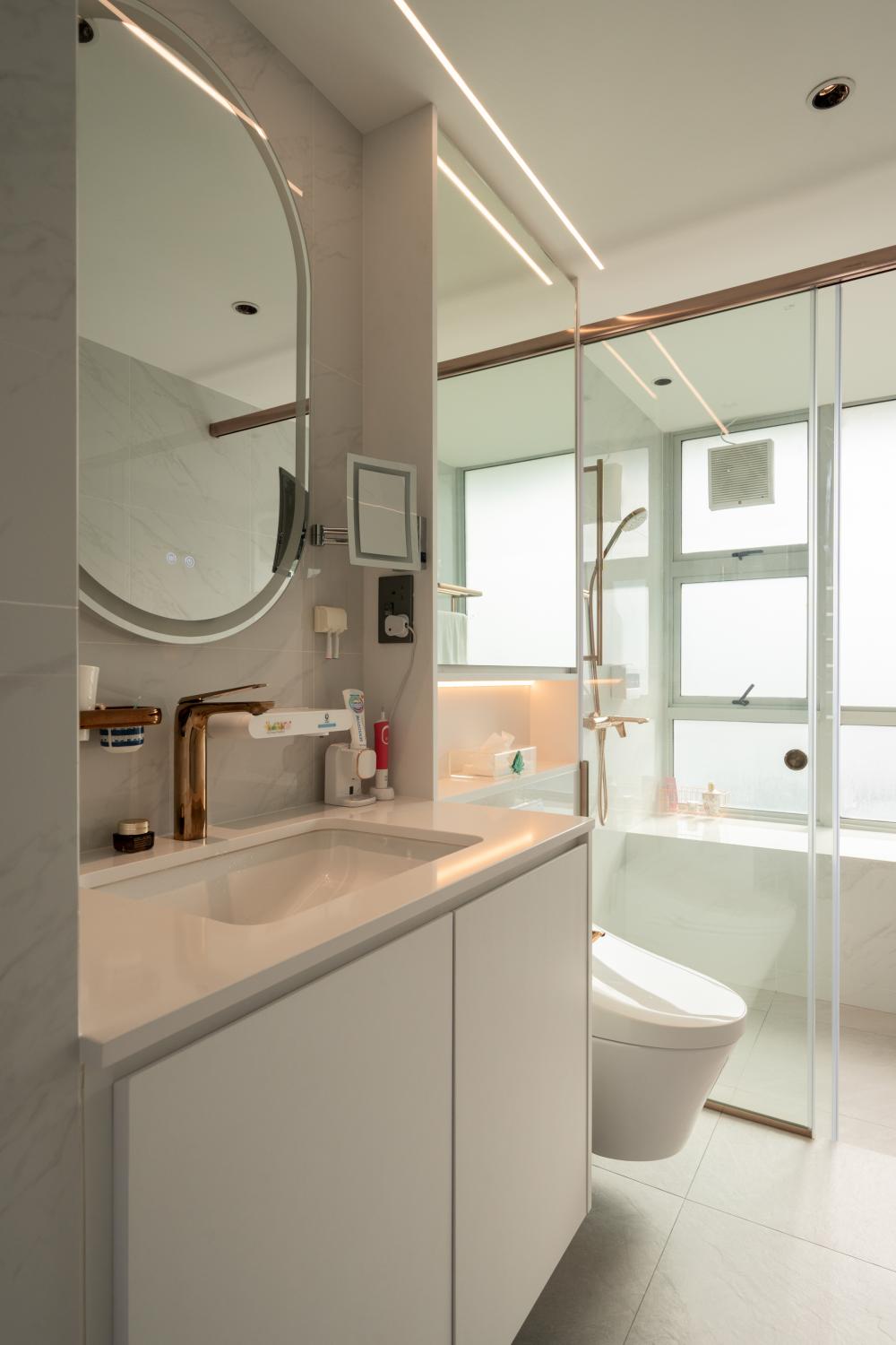 Contemporary Bathroom with Vinyl Flooring and Mirror