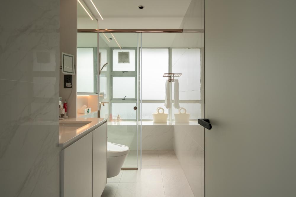 Contemporary Bathroom with Bathtub and Shower Screen