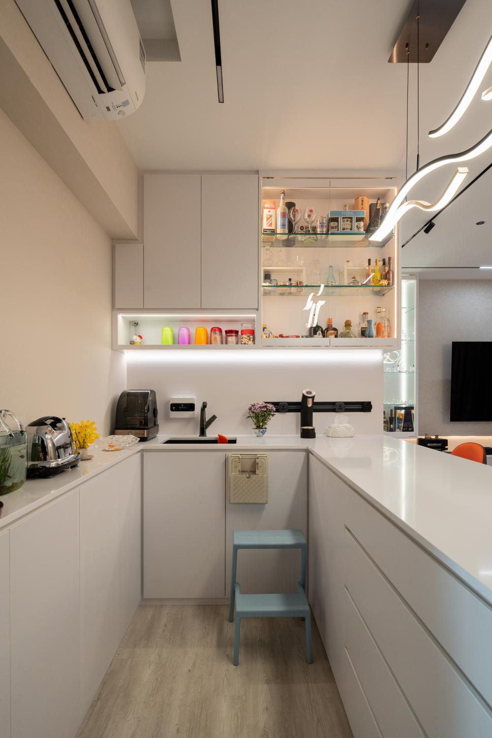 Contemporary Kitchen with Wood Flooring and Breakfast Counter
