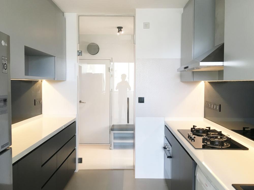 Modern Kitchen with Countertop and Homogeneous Tiles
