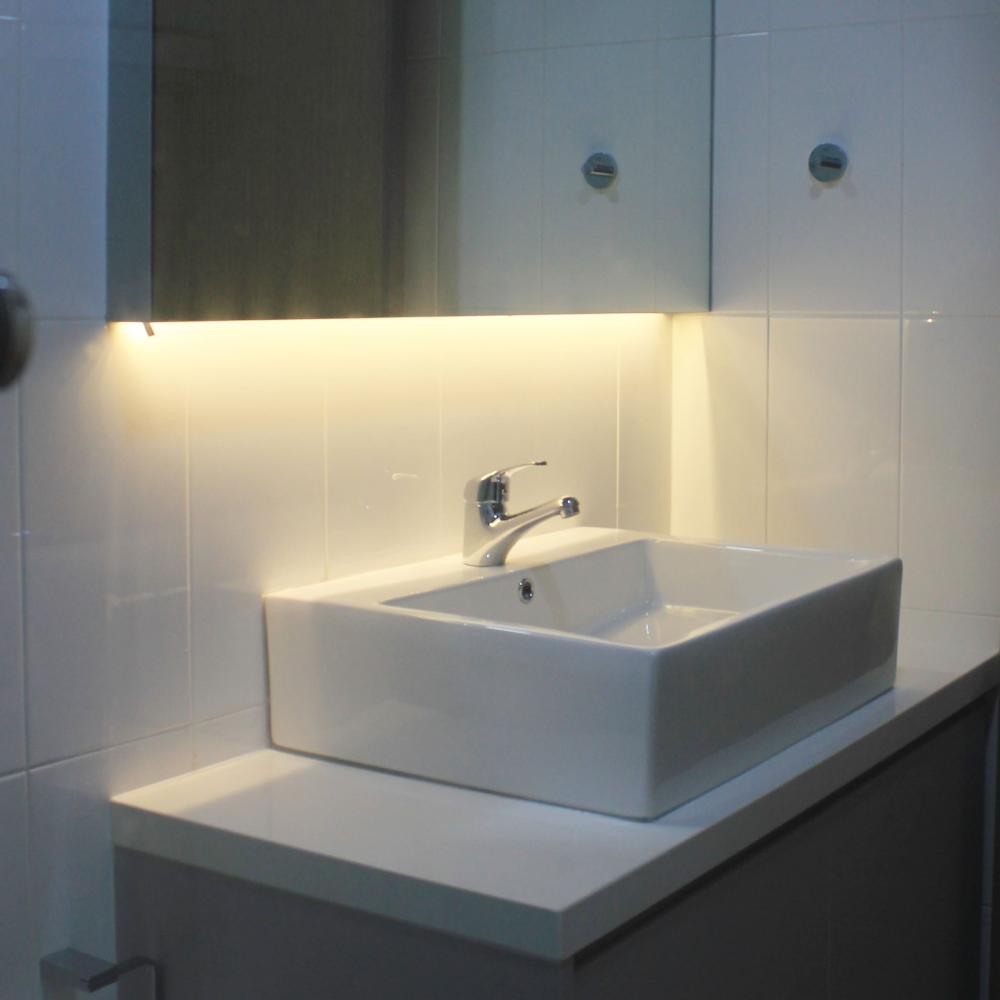Modern Bathroom with Countertop and Mirror