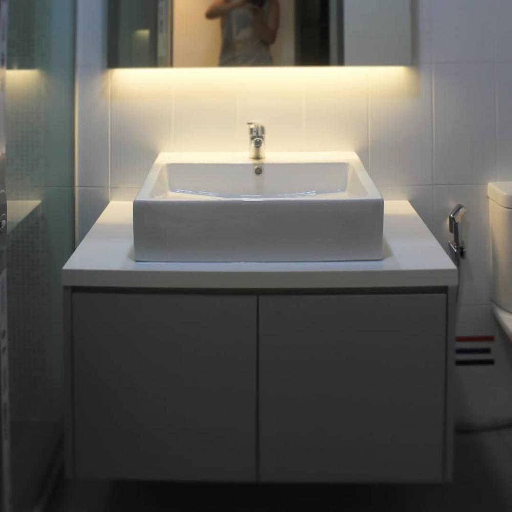 Modern Bathroom with Countertop and Marble Floor