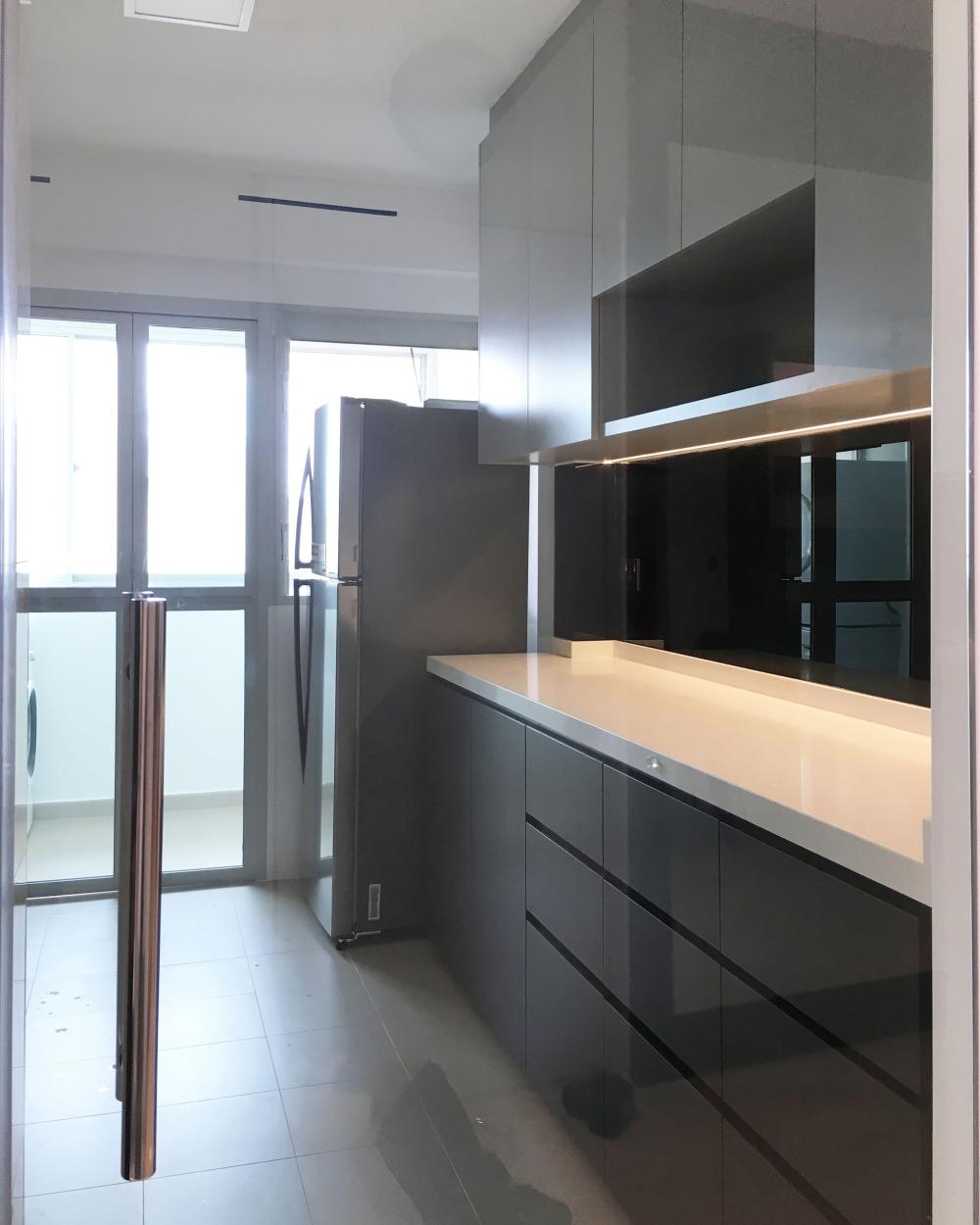 Modern Kitchen with Countertop and Homogeneous Tiles
