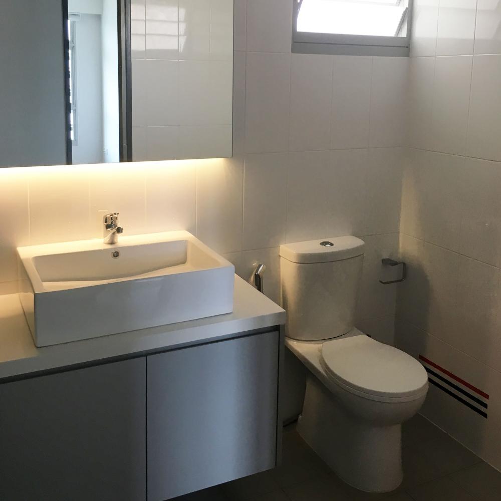 Modern Bathroom with Countertop and Homogeneous Tiles