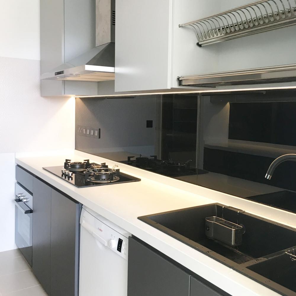 Modern Kitchen with Breakfast Counter and Kitchen Backsplash