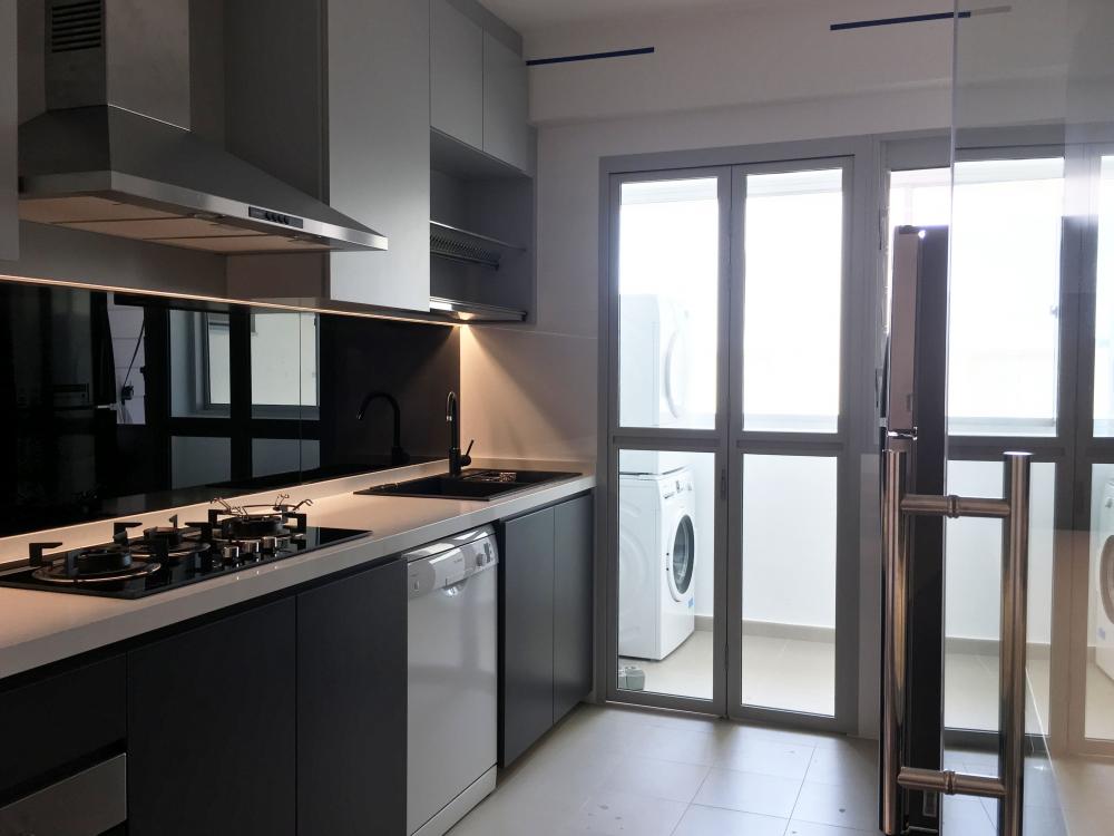 Modern Kitchen with Homogeneous Tiles and Kitchen Backsplash