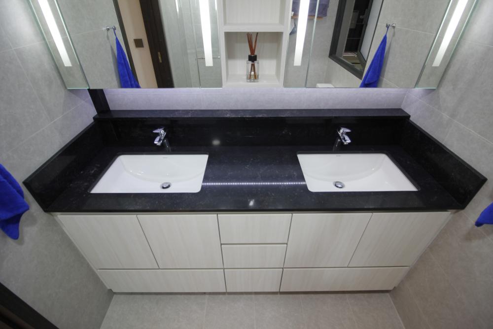 Modern Bathroom with Countertop and Homogeneous Tiles
