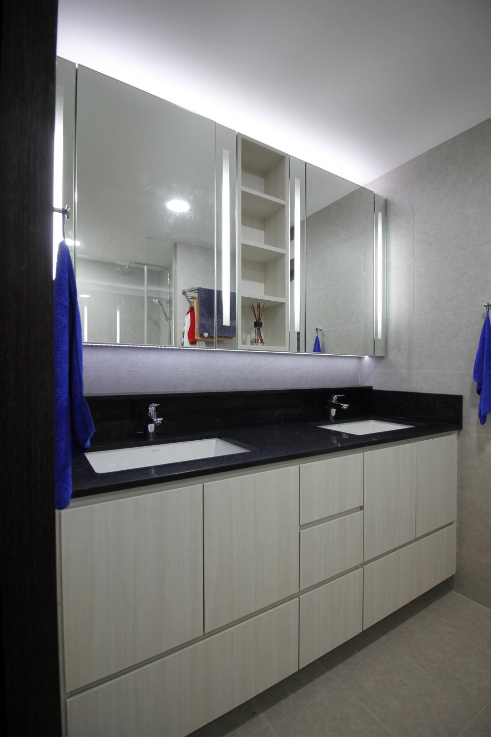 Modern Bathroom with Countertop and Mirror