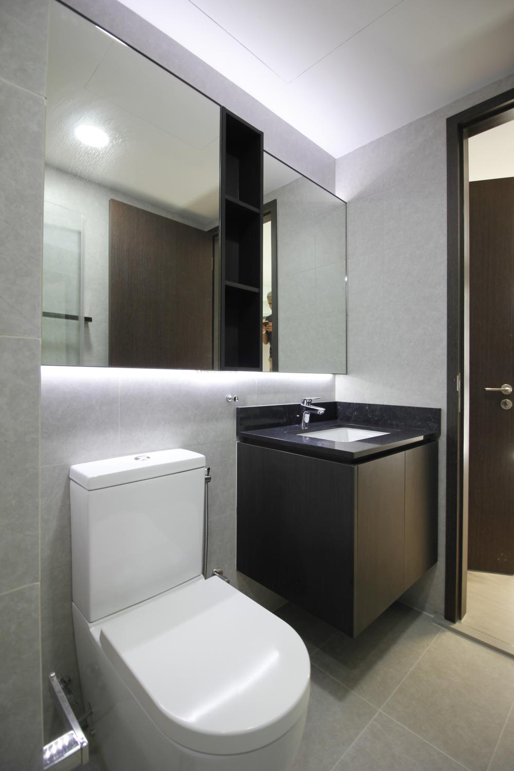 Modern Bathroom with Homogeneous Tiles and Mirror
