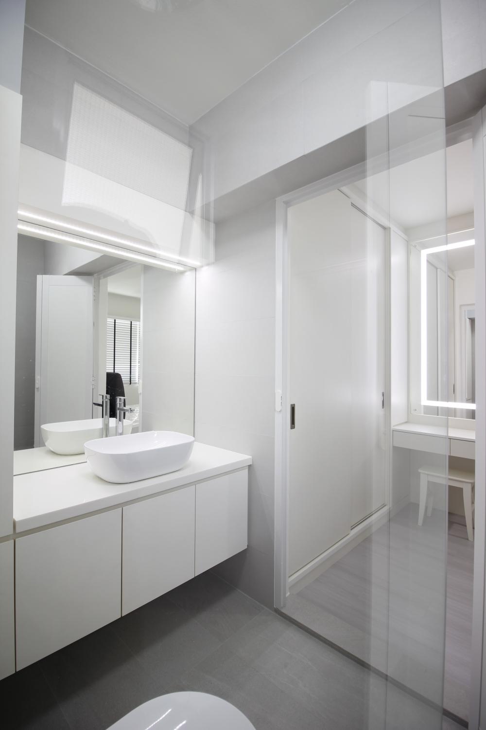 Contemporary Bathroom with Homogeneous Tiles and Bathroom Storage