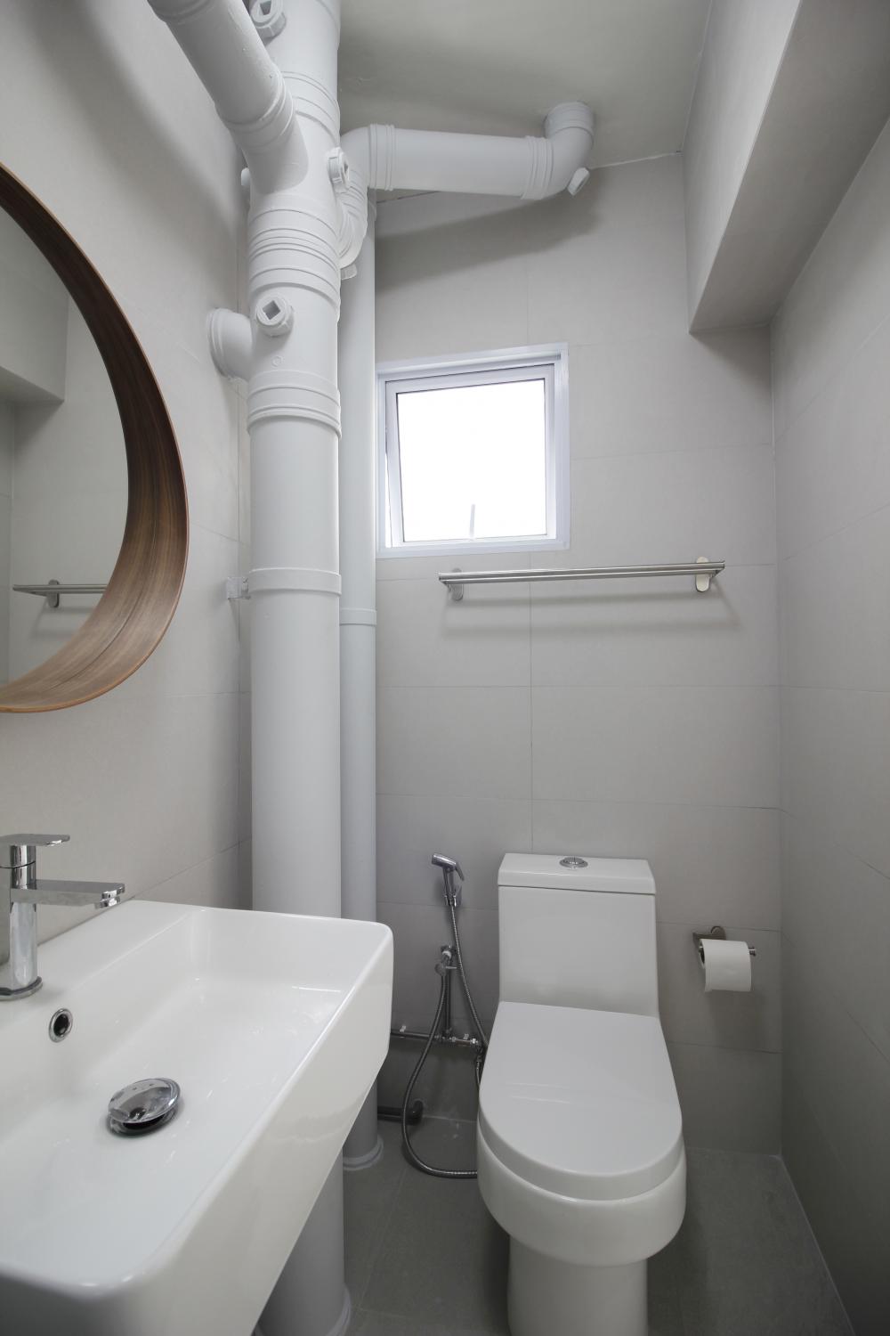 Contemporary Bathroom with Homogeneous Tiles and Mirror