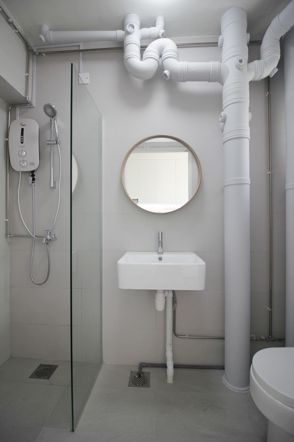 Contemporary Bathroom with Homogeneous Tiles and Mirror