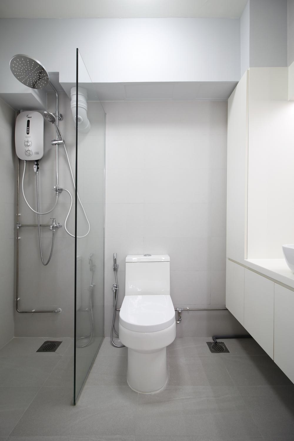 Contemporary Bathroom with Homogeneous Tiles and Mirror