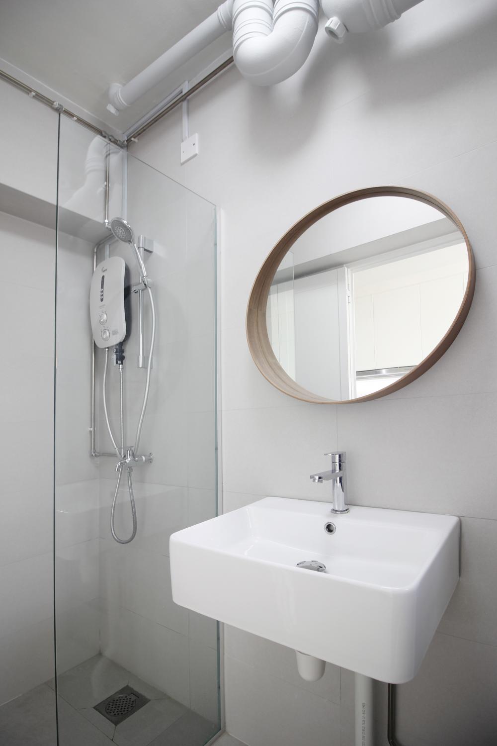 Contemporary Bathroom with Homogeneous Tiles and Mirror