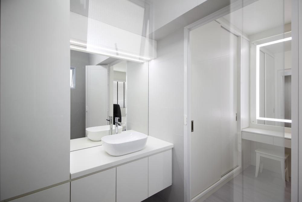 Contemporary Bathroom with Homogeneous Tiles and Mirror