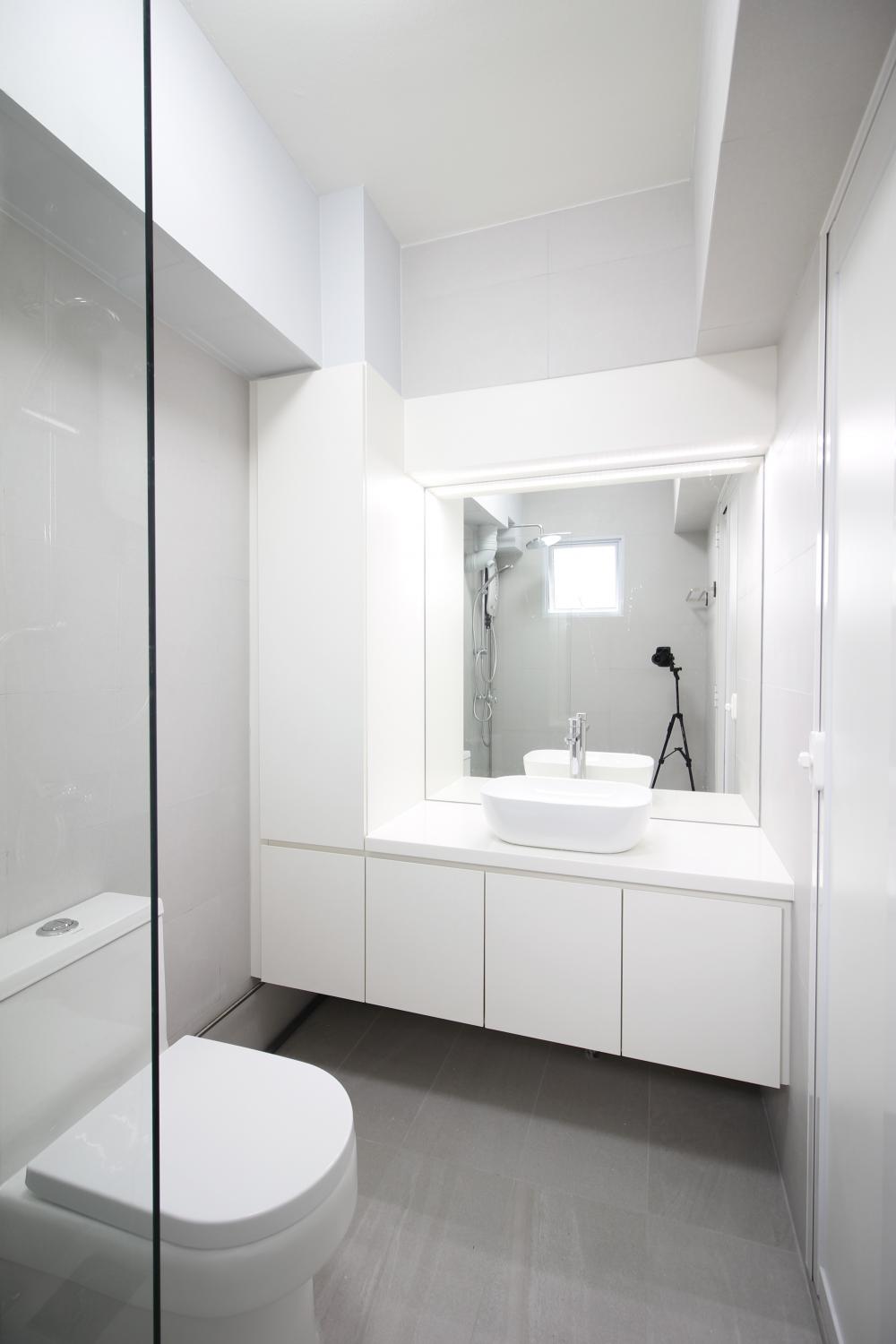Contemporary Bathroom with Homogeneous Tiles and Mirror