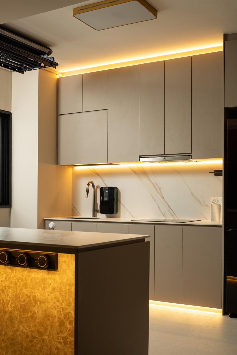 Modern Kitchen with Countertop and Homogeneous Tiles