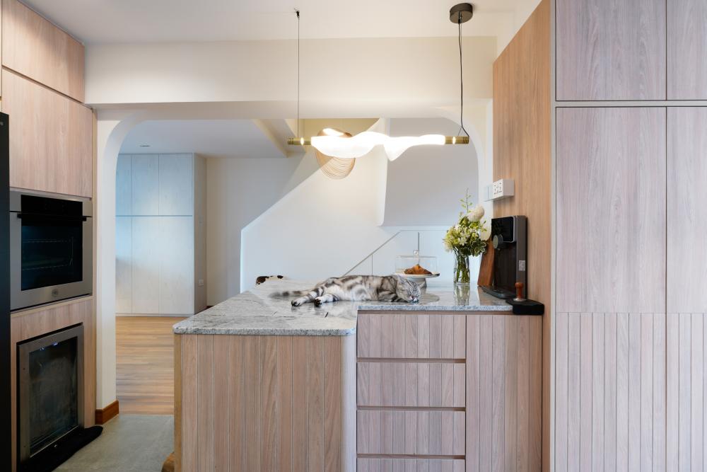 Scandinavian Kitchen with Homogeneous Tiles and Kitchen Island