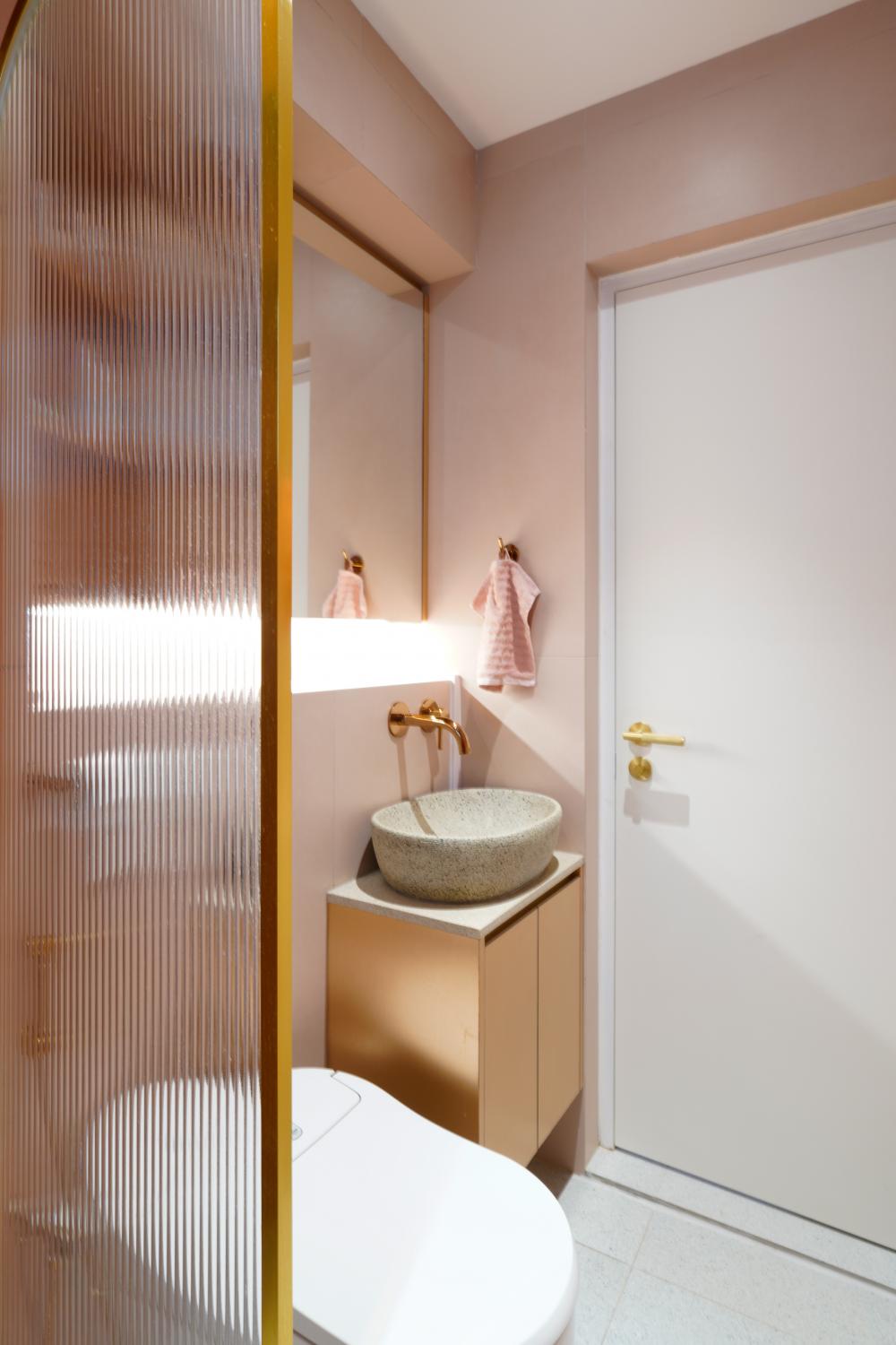 Scandinavian Bathroom with Homogeneous Tiles and Shower Screen