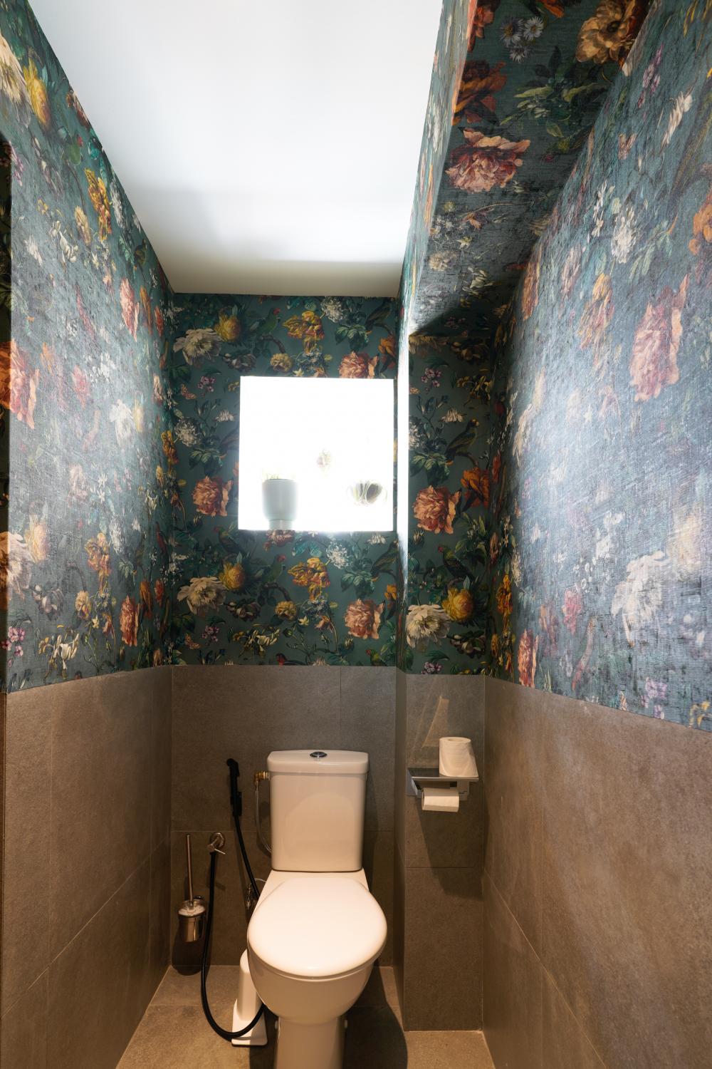 Scandinavian Bathroom with Homogeneous Tiles and Wallpaper