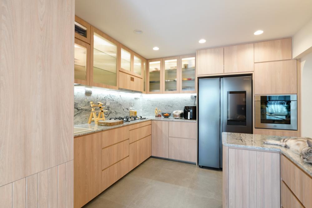 Scandinavian Kitchen with Homogeneous Tiles and Kitchen Island