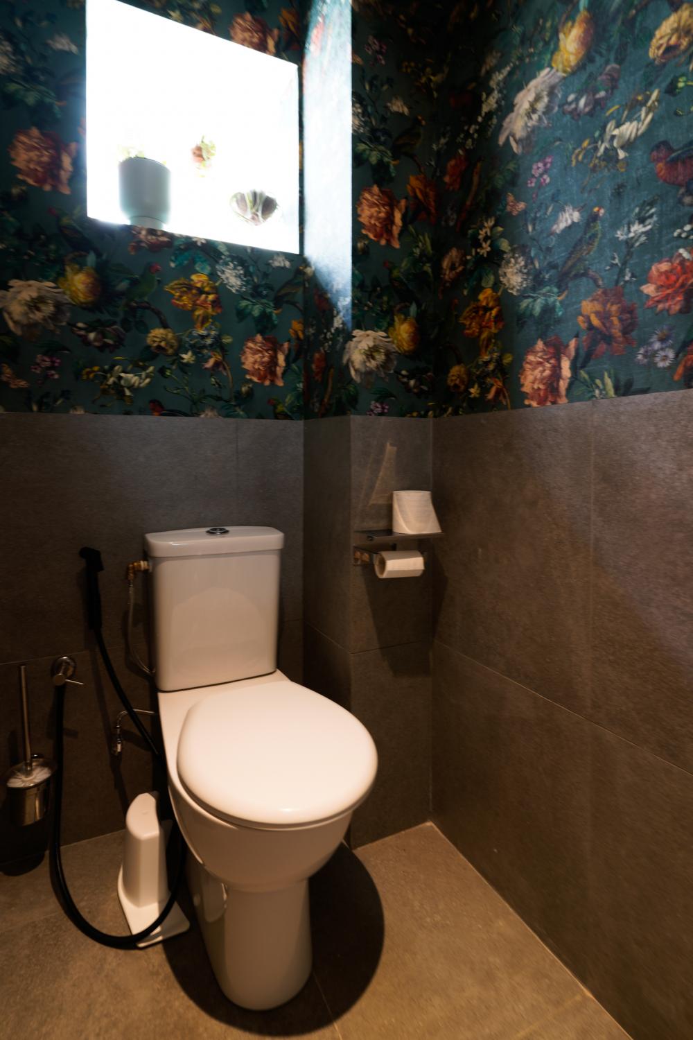 Scandinavian Bathroom with Bathroom Tap and Toilet Bowl