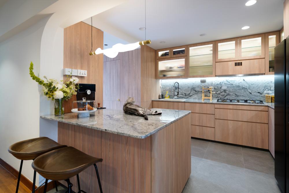 Scandinavian Kitchen with Homogeneous Tiles and Kitchen Island