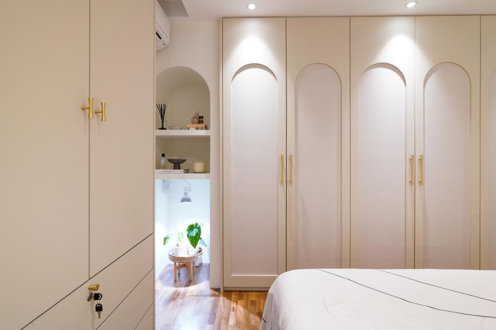 Scandinavian Bedroom with Vinyl Flooring and Ceiling Light