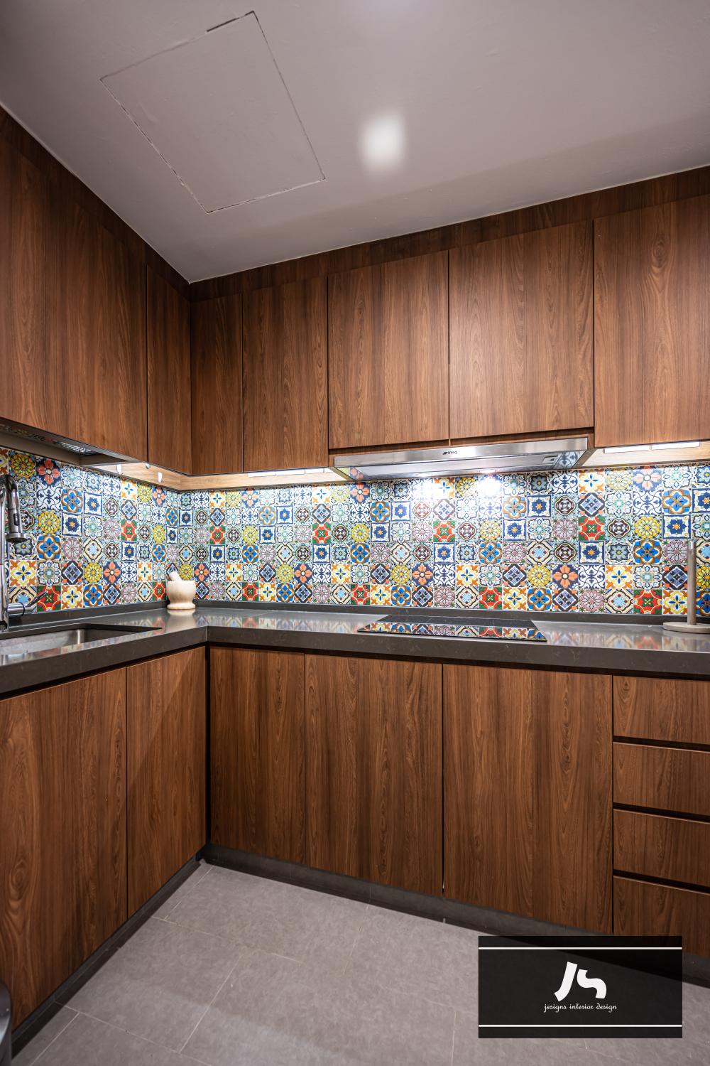 Asian Kitchen with Homogeneous Tiles and Herringbone Tiling