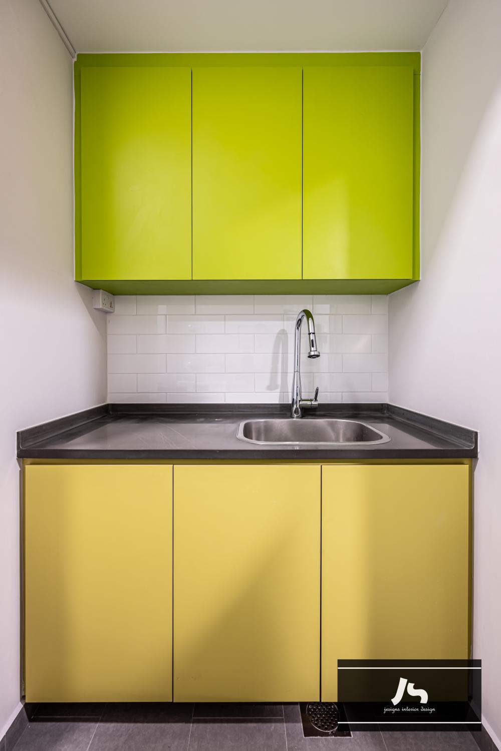 Asian Kitchen with Homogeneous Tiles and Herringbone Tiling