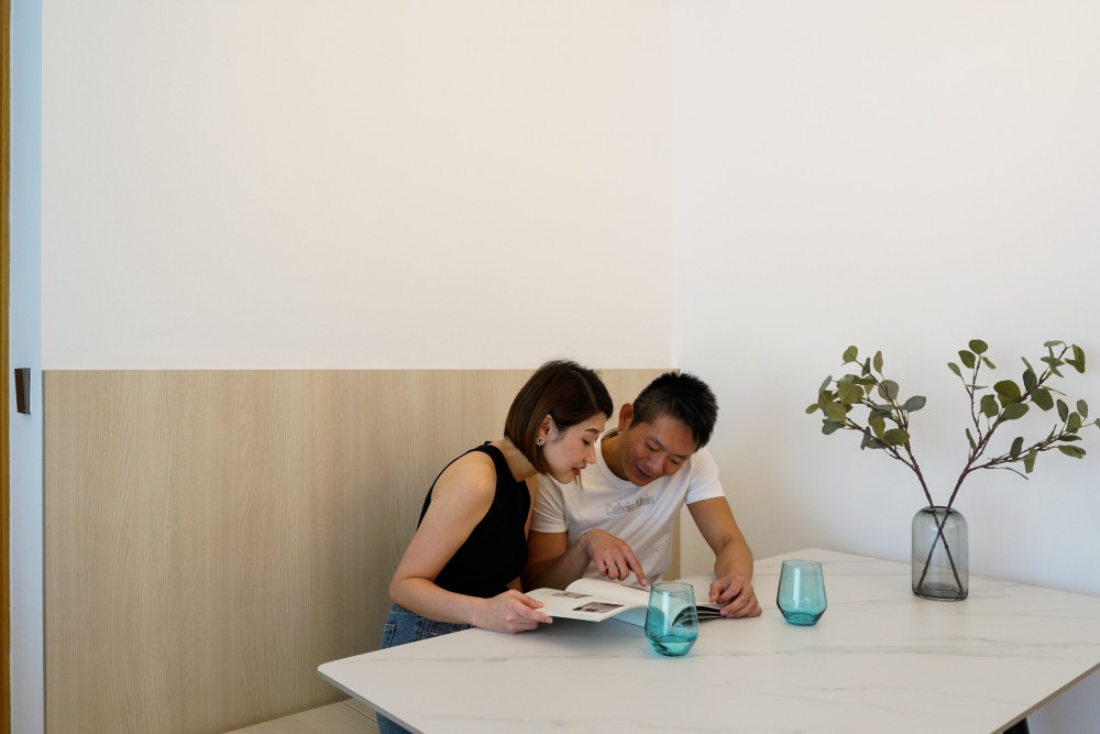 Modern Dining Room with Dining Table and Dining Chairs
