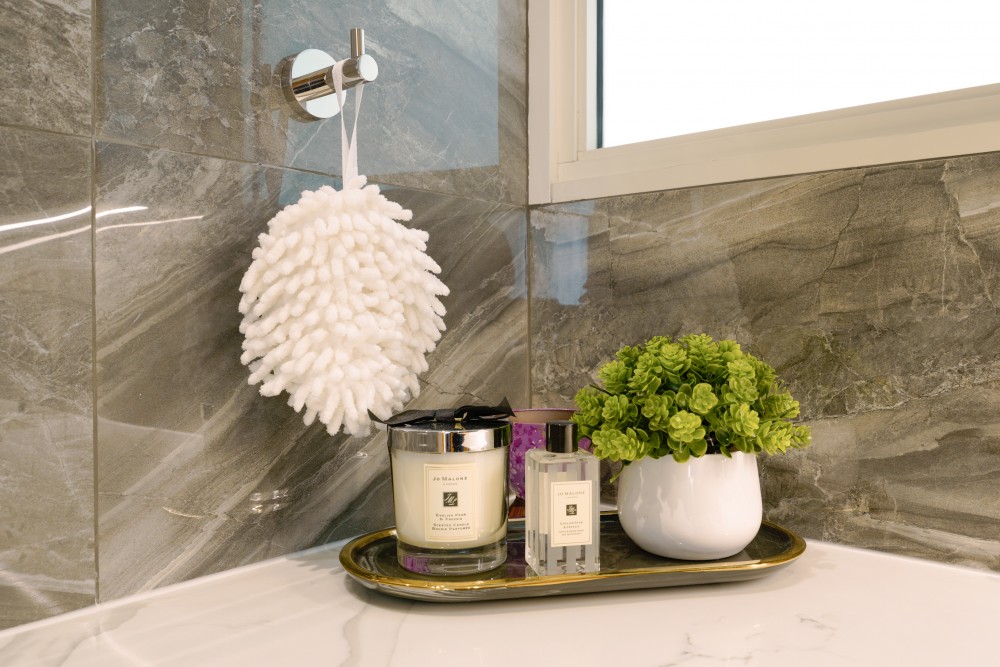 Modern Bathroom with Marble Floor and Mirror