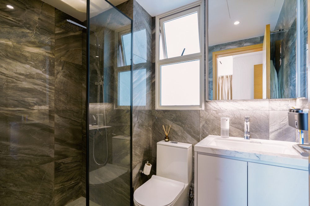 Modern Bathroom with Marble Floor and Mirror