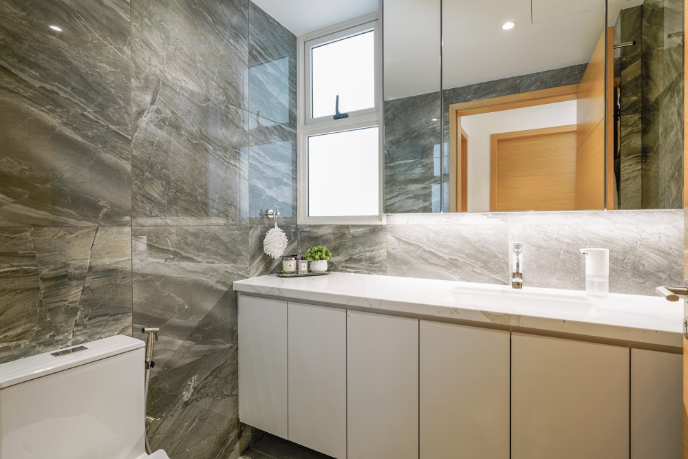 Modern Bathroom with Countertop and Marble Floor