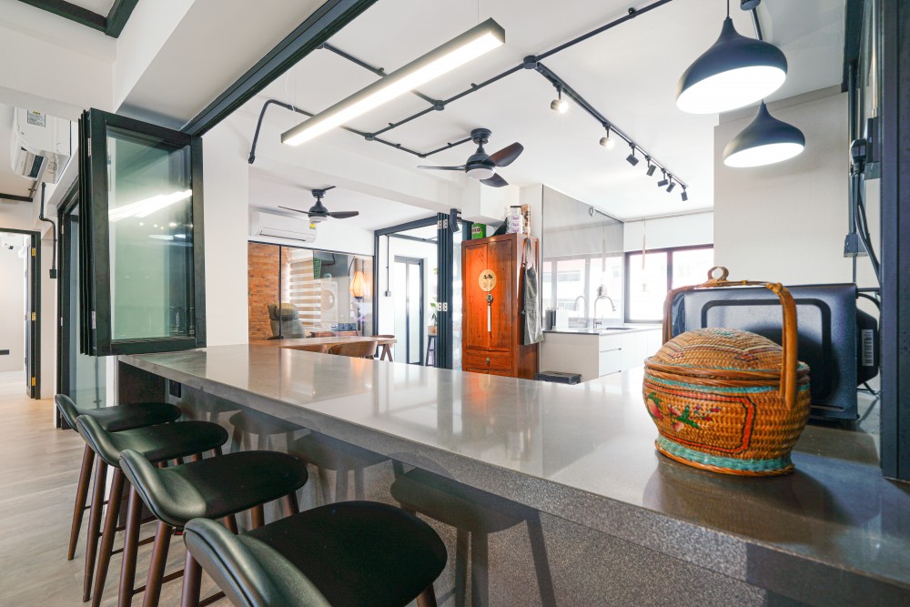 Industrial Kitchen with Breakfast Counter and Kitchen Backsplash