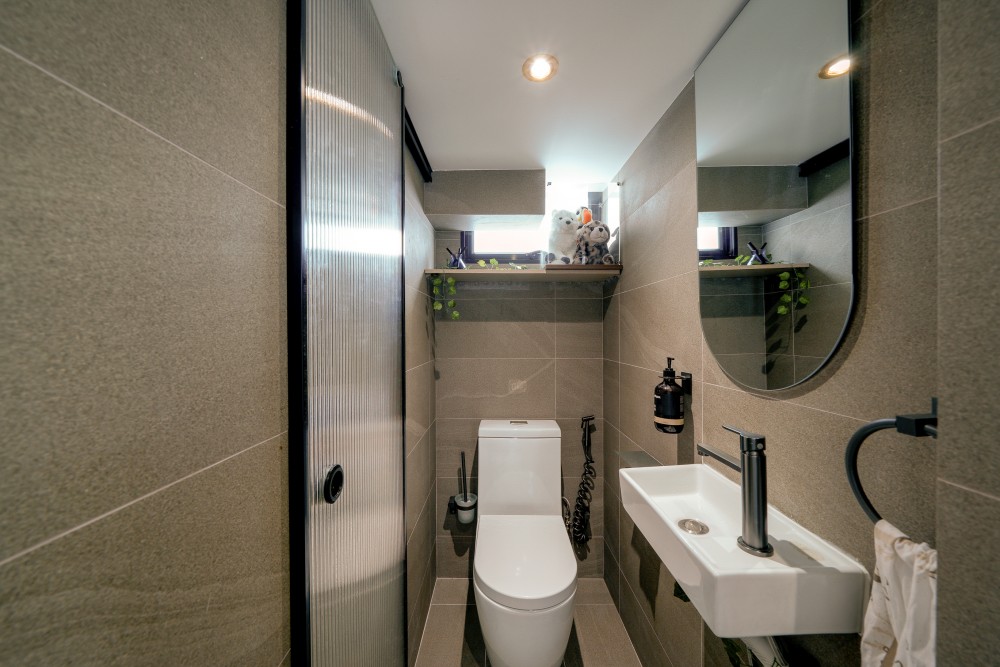 Scandinavian Bathroom with Homogeneous Tiles and Bathroom Sinks
