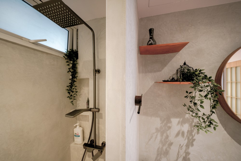 Scandinavian Bathroom with Homogeneous Tiles and Cement Floor
