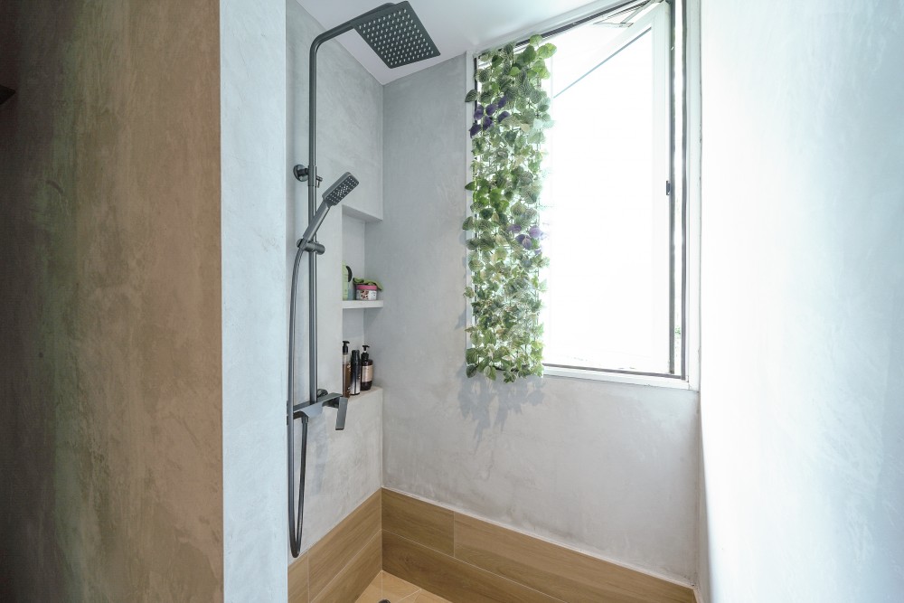 Scandinavian Bathroom with Homogeneous Tiles and Cement Floor