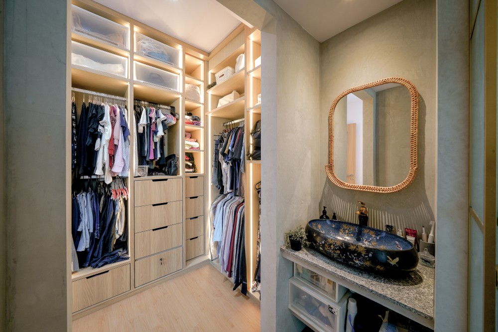 Scandinavian Walk-in Wardrobe with Mirror and Wardrobe