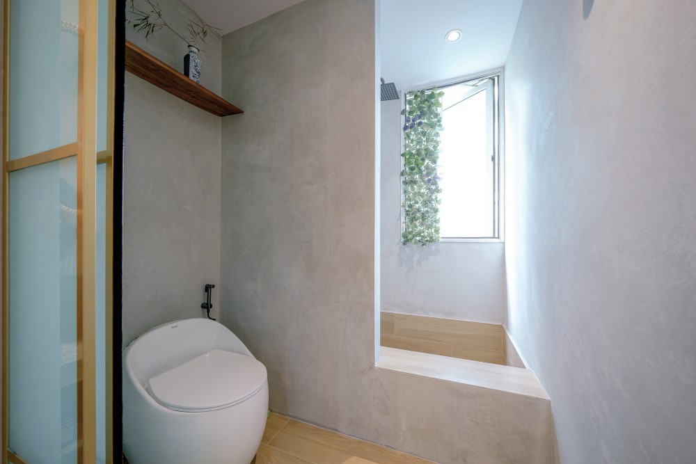 Scandinavian Bathroom with Homogeneous Tiles and Bathtub