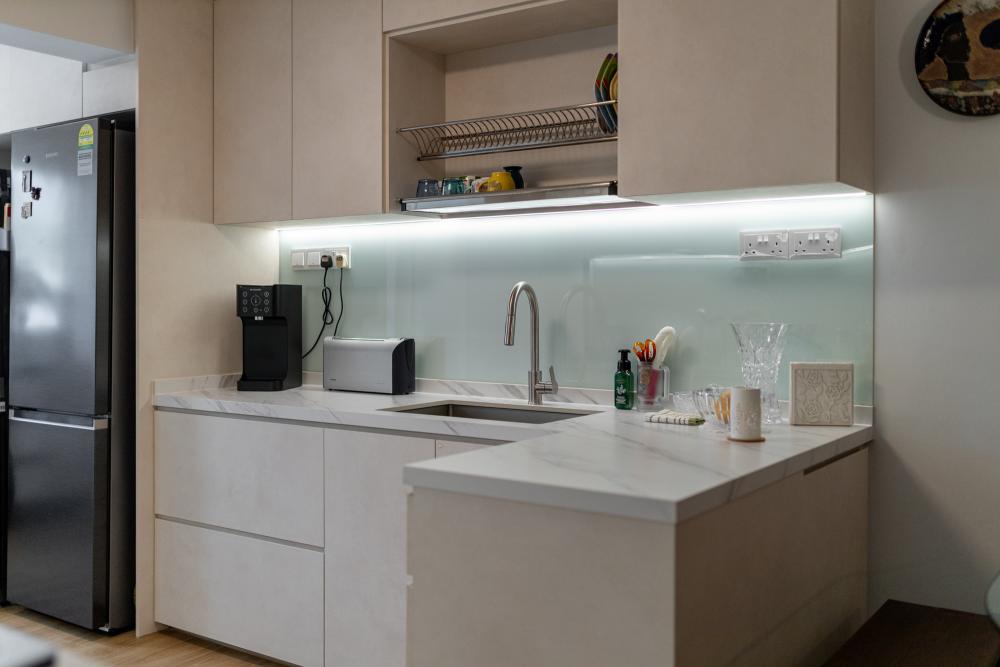 Transitional Kitchen with Countertop and Vinyl Flooring