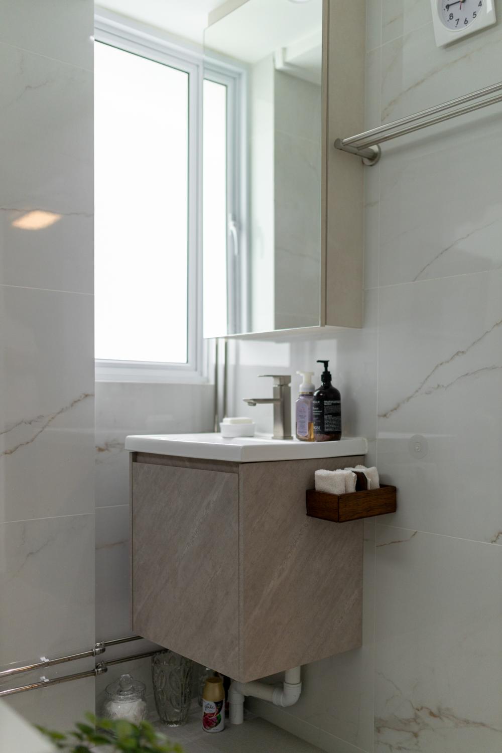 Transitional Bathroom with Countertop and Homogeneous Tiles