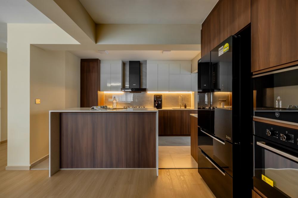 Contemporary Kitchen with Homogeneous Tiles and Kitchen Island