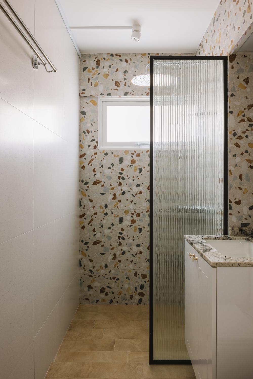 Modern Bathroom with Countertop and Shower Screen