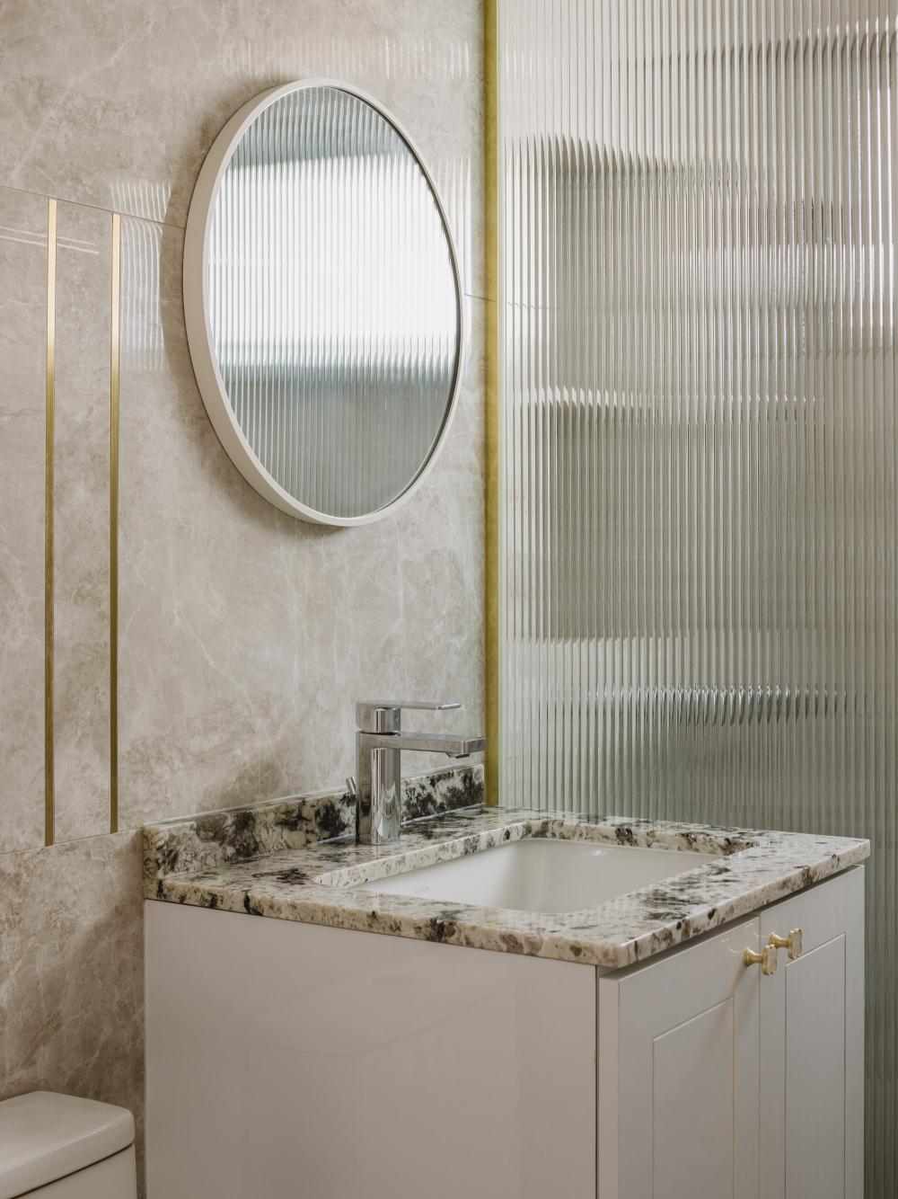 Modern Bathroom with Countertop and Mirror