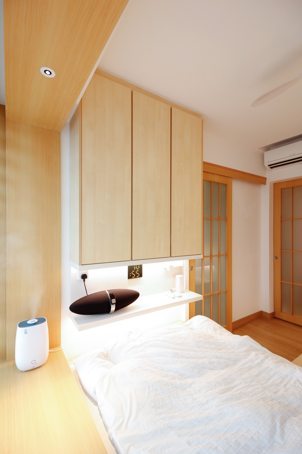 Asian Bedroom with Vinyl Flooring and Wardrobe