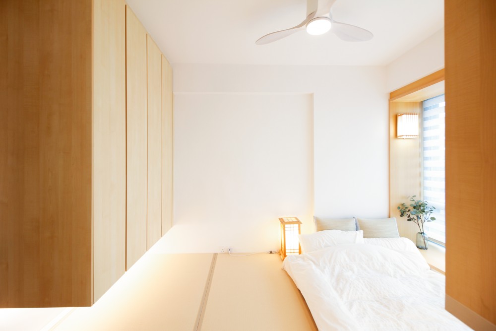 Asian Bedroom with Platform Bed and Vinyl Flooring
