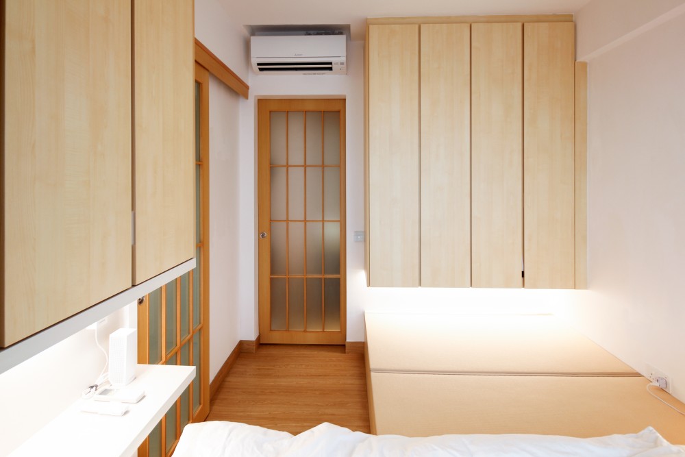 Asian Bedroom with Platform Bed and Vinyl Flooring