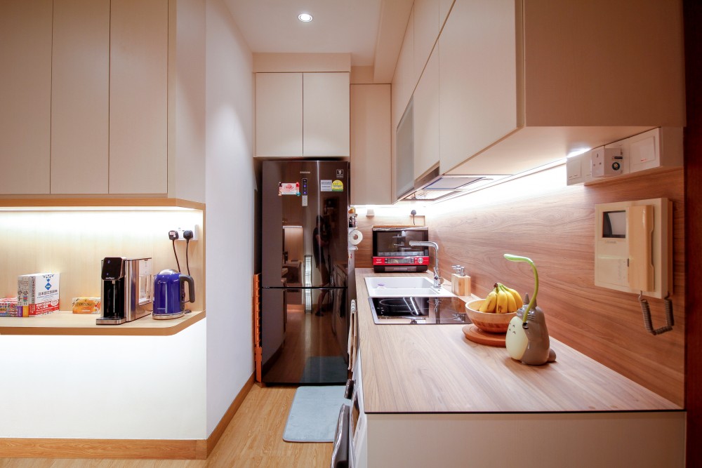 Asian Kitchen with Breakfast Counter and Kitchen Backsplash