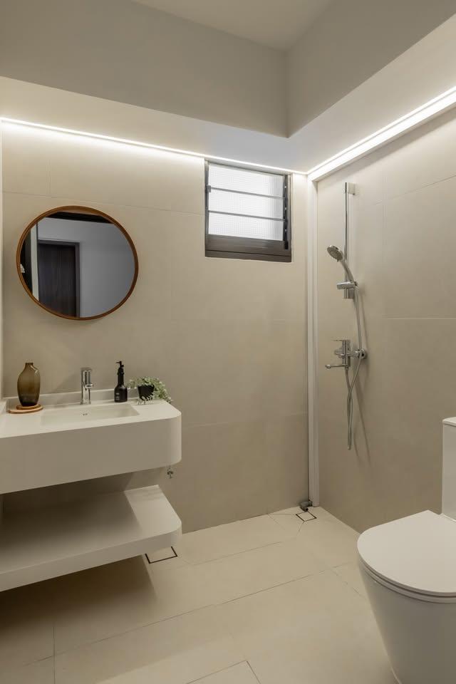 Contemporary Bathroom with Mirror and Rainshower